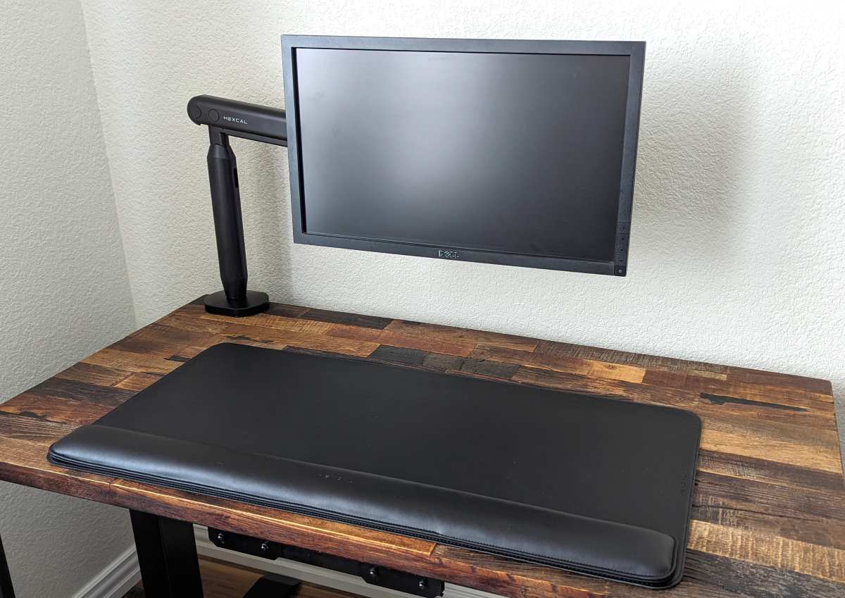 Hexcal Single Monitor Arm Review: Clean Design, Smart Motion, and One Limit You Should Not Ignore